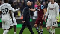Manajer Manchester United Erik ten Hag berjalan melintasi lapangan&nbsp;usai&nbsp;pertandingan Liga Inggris melawan West Ham United di London Stadium, Sabtu, 23 Desember 2023. MU kalah 0-2 dari West Ham. (Ben Stansall / AFP)