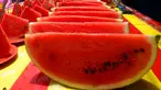 Semangka adalah buah yang paling banyak mengandung air dan memiliki tingkat hidrasi 92 persen. Sehingga semangka memang sangat baik untuk menghindari tubuh dari dehidrasi. (AFP PHOTO / SABAH ARAR)