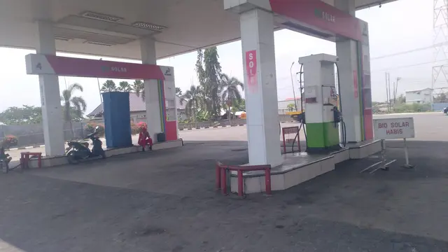 Puluhan Truk Keleleran di SPBU Compreng, Kecamatan Widang, Kabupaten Tuban (Liputan6.com / Ahmad Adirin)