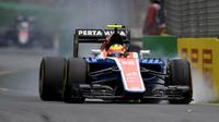 Mobil Pembalap Manor Racing F1 Rio Haryanto terkunci rodanya selama sesi latihan ketiga di Australian Formula One Grand Prix di Melbourne (19/3). Rio akan menjalani seri pertama Formula 1 di Albert Park Minggu, 20 Maret 2015. (REUTERS/Jason Reed)
