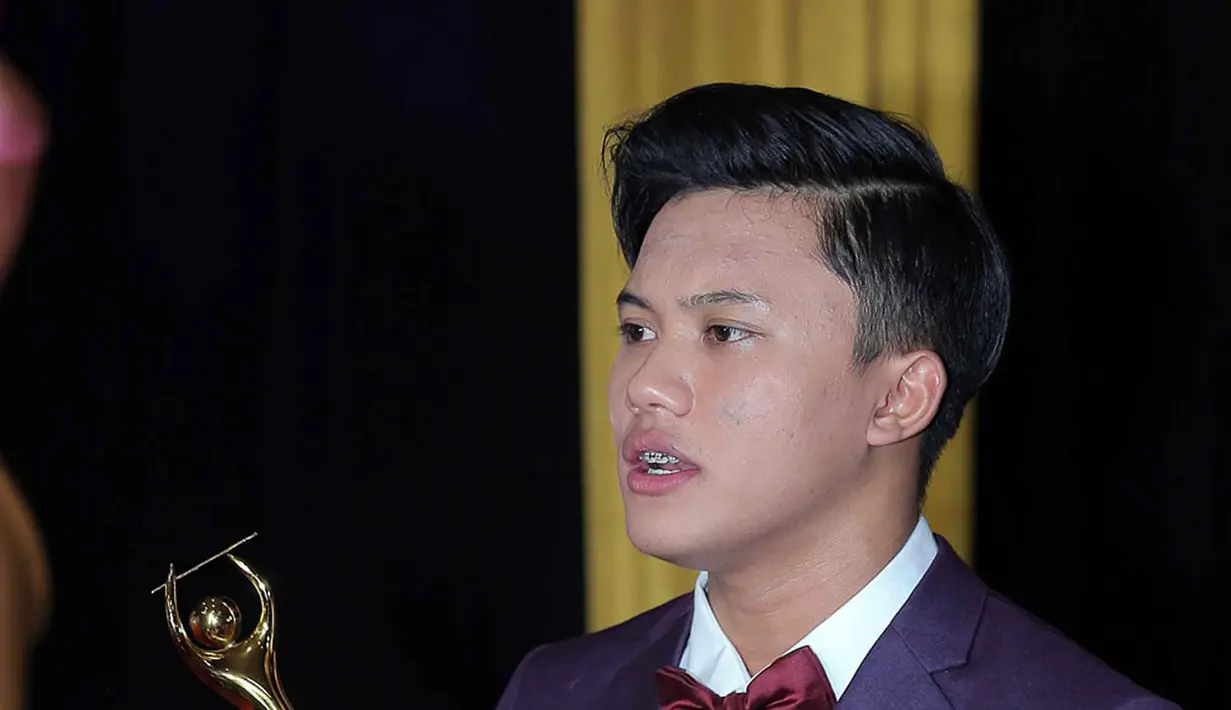 Rizky tidak menyangka dirinya bisa berdiri diatas panggung dan mendapatkan piala. Sebelumnya, ia mengaku hanya bisa melihat dari layar kaca dan berangan-angan. (Deki Prayoga/Bintang.com)