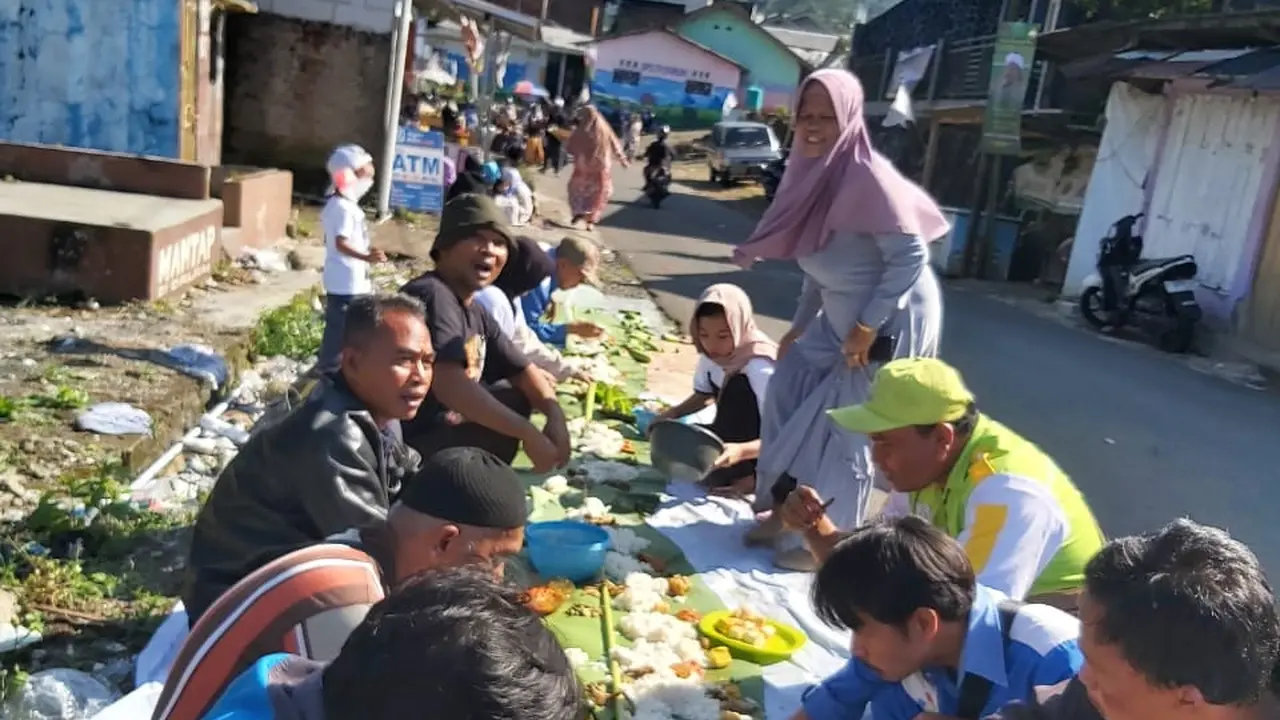 Jalan Pondok Halimun Kabuoaten Sukabumi resmi diganti menjadi Jalan KH Zezen Zainal Abidin BA. Acara itu juga dimeriahkan dengan makan bersama 1.000 liwet (Liputan6.com/Istimewa)
