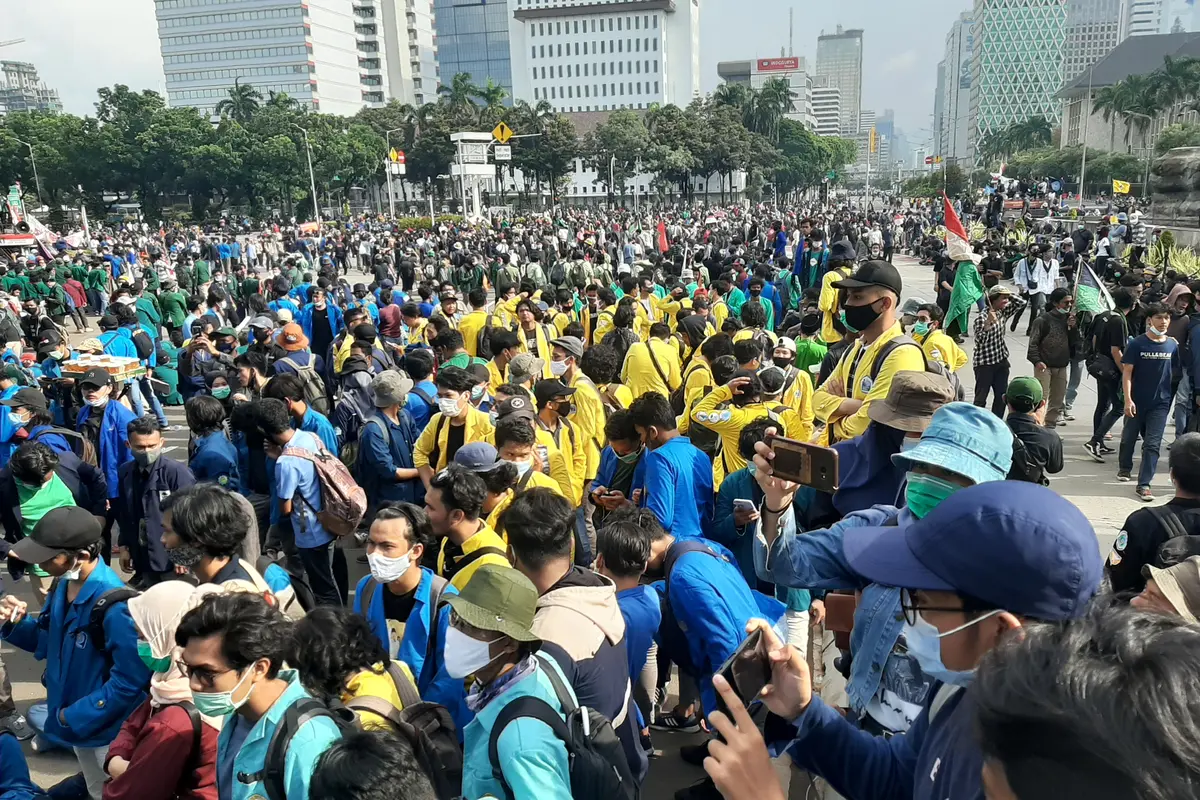 Demo menentang RUU Cipta Kerja di Patung Kuda Arjuna Wijaya, Jalan Medan Merdeka Barat, Jakarta Pusat, Selasa (20/10/2020).