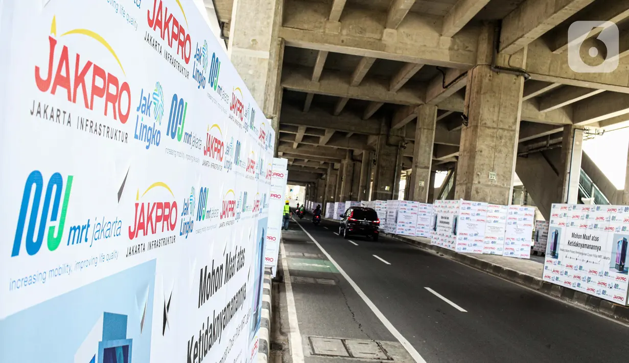 Kendaraan melintas di bawah Stasiun MRT Haji Nawi, Jakarta, Minggu (4/10/2020). PT Mass Rapid Transit atau MRT Jakarta menyiapkan sejumlah pilar jalur MRT sebagai media iklan untuk mengembangkan bisnis di luar pendapatan tiket atau non-farebox. (Liputan6.com/Faizal Fanani)