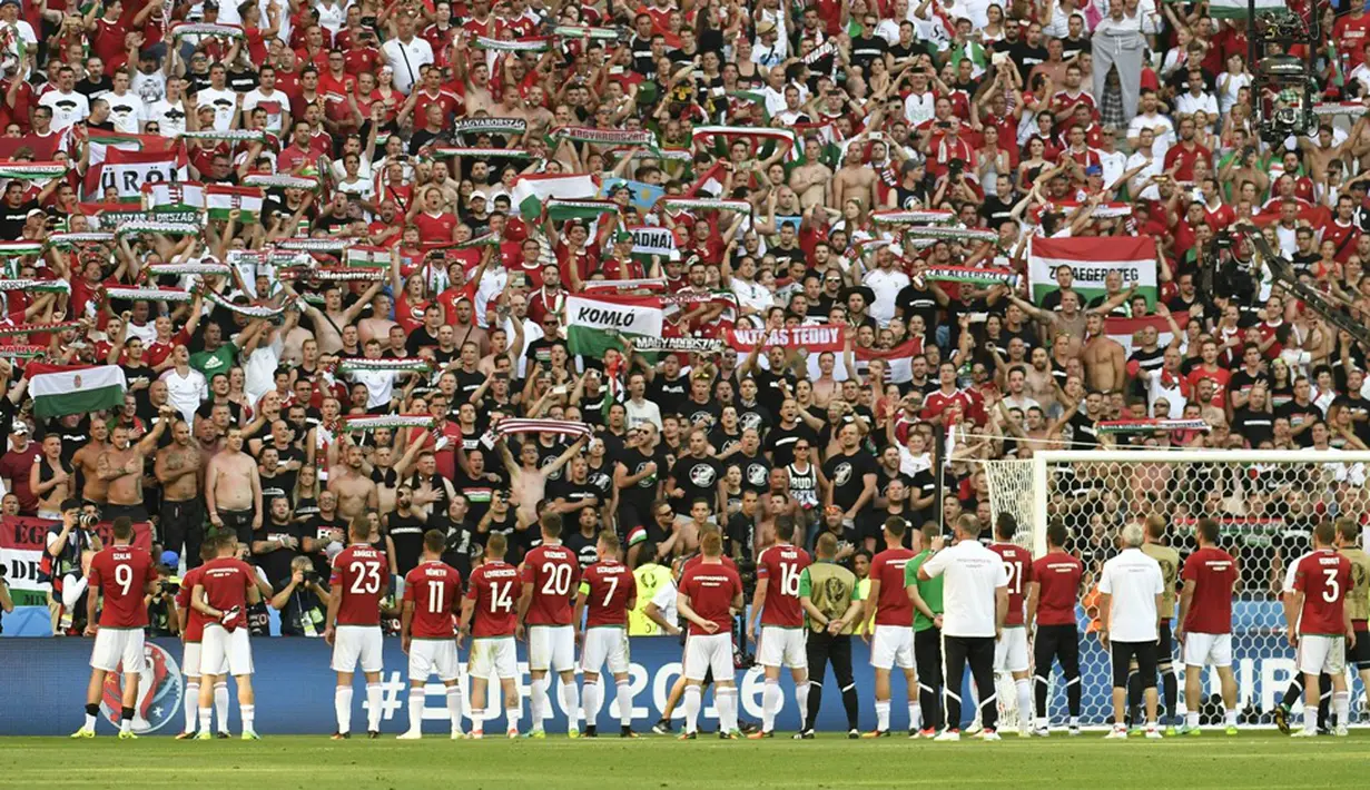 Pemain Hungaria memberikan hormat kepada suporternya seusai melawan Portugal pada laga Grup F Piala Eropa 2016 di Stade de Lyon, Lyon, Rabu (22/6/2016). (AFP/Philippe Desmazes)