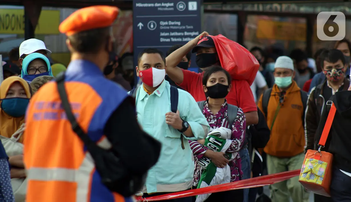 Antrean calon penumpang KRL Commuterline di area pedestrian Stasiun Terpadu Tanah Abang, Jakarta, Kamis (27/8/2020). Guna menekan penyebaran Covid-19, aparat terkait terus menghimbau pentingnya menaati protokol kesehatan. (Liputan6.com/Helmi Fithriansyah)