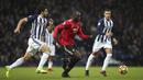 Striker Manchester United (MU), Romelu Lukaku, berusaha melewati bek West Bromwich Albion (WBA), Ahmed Hegazi, pada laga Premier League di Stadion The Hawthorns, Minggu (17/12/2017). MU menang 2-1 atas WBA. (AP/Nick Potts)