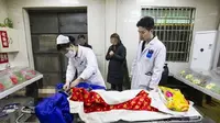 (Foto: The Paper) Tim medis yang datang memeriksa keadaan Huang.