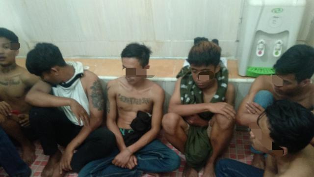 Tujuh orang pelaku yang kedapatan tidur dalam kondisi di samping mesjid mabuk di Kendari.(Liputan6.com/Ahmad Akbar Fua)
