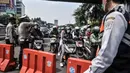 Petugas gabungan mengatur lalu lintas saat penyekatan mobilitas di Jalan Basuki Rahmat, Jakarta Timur, Kamis (15/7/2021). Polda Metro Jaya memperluas area penyekatan selama PPKM Darurat menjadi 100 titik guna mengurangi mobilitas sekaligus menekan penyebaran Covid-19. (merdeka.com/Iqbal S Nugroho)