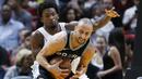 Pemain Spurs, Manu Ginobili mengamankan bola dari kejaran pemain Miami Heat, Justise Winslow pada laga NBA basketball game di Miami, (25/10/2017). Spurs kalahkan Heat 117-100.  (AP/Wilfredo Lee)
