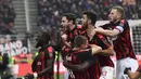 Pemain AC Milan rayakan gol yang dicetak Frank Kessie yang pastikan kemenangan  kontra Parma dalam laga lanjutan giornata ke-14 Serie A yang berlangsung di stadion San Siro, Milan, Minggu (2/12). AC Milan menang 2-1. (AFP/Miguel Medina)
