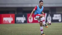 Bek Persija, Arthur Irawan, melakukan pemanasan sebelum melawan Borneo FC pada laga Liga 1 di Stadion Patriot Bekasi, Jawa Barat, Minggu (16/7/2017). Persija menang 1-0 atas Borneo FC. (Bola.com/Vitalis Yogi Trisna)