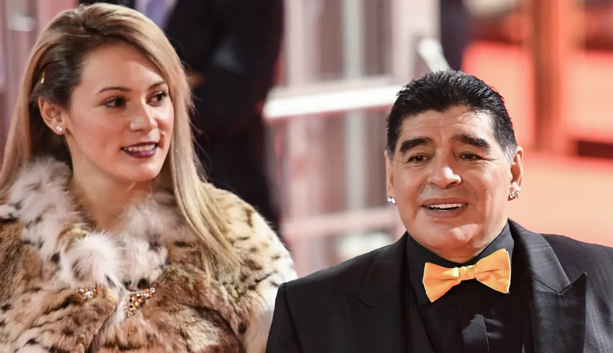 Legenda sepak bola Argentina Diego Maradona ditemani kekasihnya, Rocio Oliva saat menghadiri undian Piala Dunia 2018 di Moskow, Rusia (1/12). Rocio Oliva yang mengenakan jaket kulit harimau setia mendampingi Maradona. (AFP Photo/Kirill Kudryavtsev)