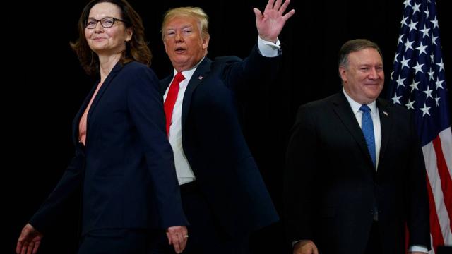 Gina Haspel (kiri) bersama dengan Presiden AS Donald Trump (tengah) dan Menteri Luar Negeri Mike Pompeo (kanan) dalam pelantikan direktur CIA (AP?Evan Vucci)