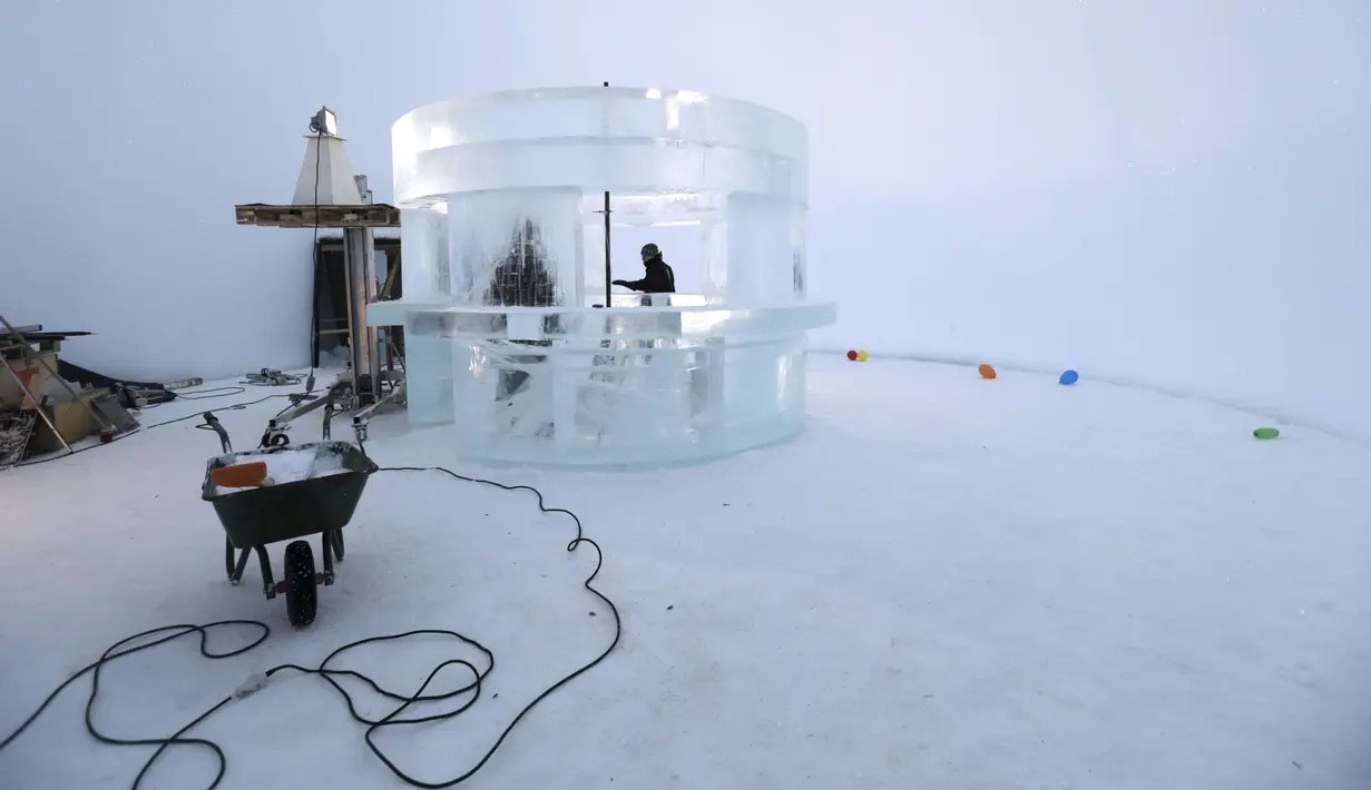 Pekerja membangun es bar di Es hotel di Jukkasjarvi, Swedia, (16/12/2015). Hotel ini menawarkan sensasi menginap di tengah dinginnya udara hingga membuat tubuh menggigil. (REUTERS/Ints Kalnins)