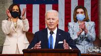 Presiden Joe Biden berpidato didampingi Wakil Presiden Kamala Harris dan Ketua DPR Nancy Pelosi di Kongres, US Capitol, Washington, Amerika Serikat, Rabu (28/4/2021). Pidato pertama Joe Biden di depan Kongres kali ini khusus hanya untuk undangan. (Melina Mara/The Washington Post via AP, Pool)