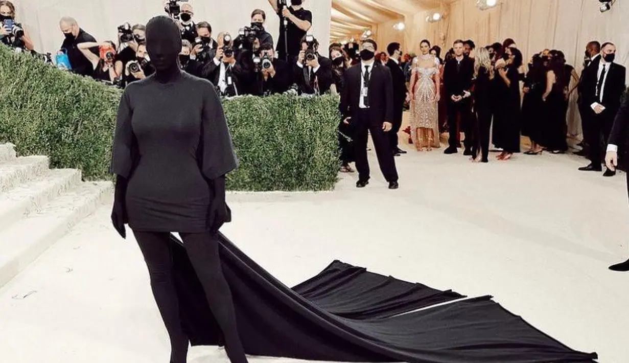 <p>Seperti penampilannya di Met Gala 2021, Kim Kardashian tampil serba hitam dan tertutup di semua bagian tubuh, termasuk wajahnya. (Instagram/kimkardashian).</p>