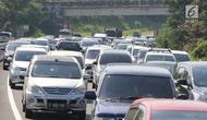 Pengendara mobil melintas pada jalur contra flow di ruas tol Semarang-Bawen, Jawa Tengah, Jumat (31/5/2019). Jasa Marga memberlakukan rekayasa lalu lintas sistem lawan arus dari Km 426 hingga Km 433 ruas tol Semarang-Bawen untuk mengurai kepadatan kendaraan pemudik. (Liputan6.com/Herman Zakharia)