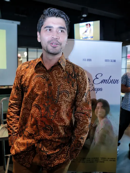 Selain itu, dengan bangganya Rizky bercerita telah mewariskan sikap malas bersekolah pada anaknya yang sulung. Perbedaannya, tingkat kecerdasan sang anak diwariskan dari ibunya, jadi urusan nilai jadi tak mengkhawatirkan. (Adrian Putra/Bintang.com)