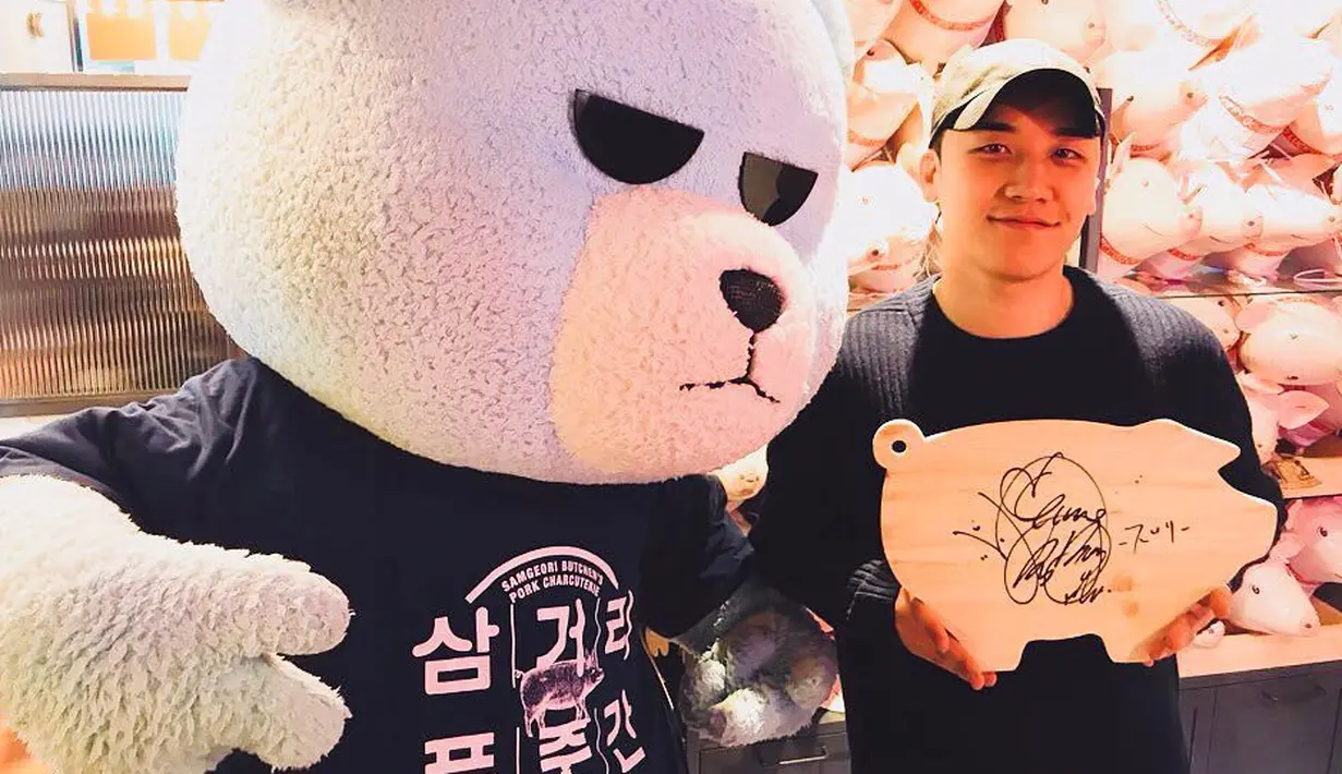 Saat akan mengakhiri siaran live-nya, Seungri mengatakan akan berhenti makan. "Jangan panggil aku panda gemuk lagi, aku tak segemuk itu," ujarnya. (Foto: instagram.com/seungriseyo)