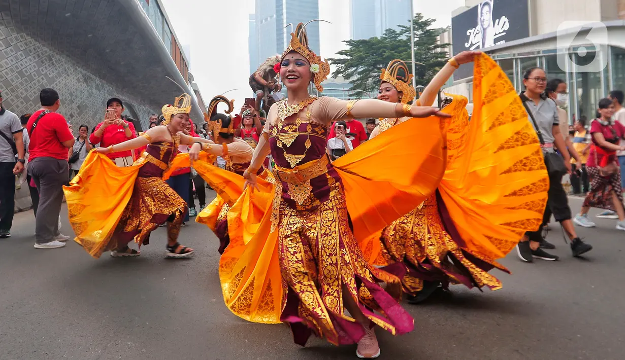 Sejumlah penari saat mengarak ogoh-ogoh saat hari bebas berkendara di kawasan Bundaran HI, Jakarta, Minggu (12/3/2023). Ogoh-ogoh sendiri dalam kebudayaan Bali biasa menggambarkan kepribadian Bhuta Kala yang dalam ajaran Hindu Dharma merupakan kekuatan (Bhu) alam semesta dan waktu (Kala) yang tak terukur dan tak terbantahkan. (Liputan6.com/Angga Yuniar)