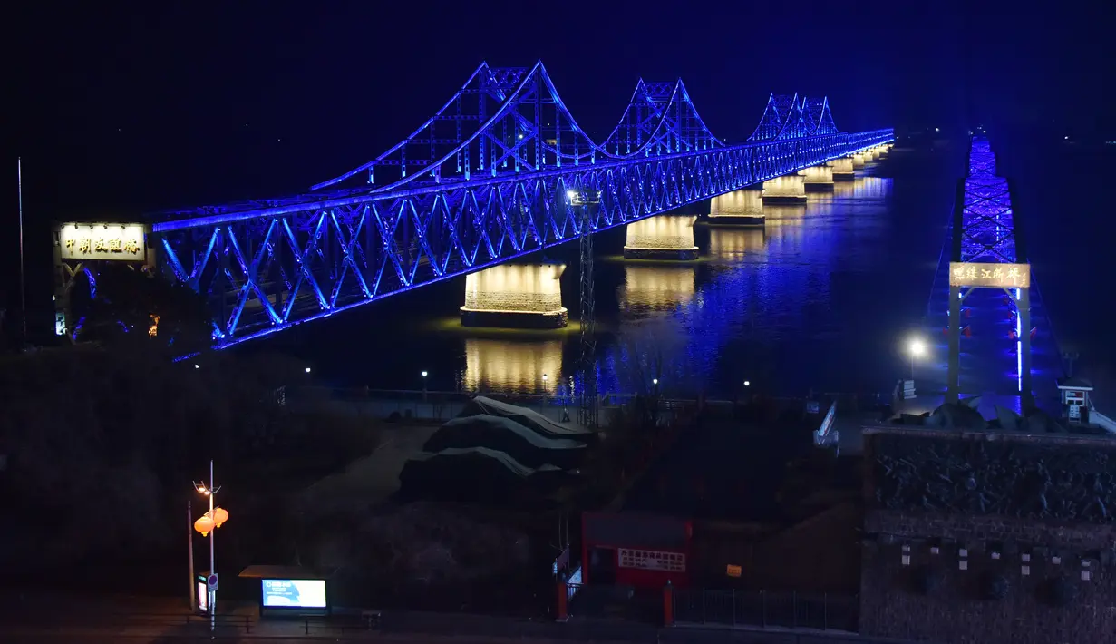 Suasana  Jembatan Persahabatan saat malam terlihat dari kota Dandong di provinsi Liaoning, China (22/2).  Kim Jong Un dan Donald Trump akan melakukan pertemuan di Vietnam pada 27 Februari. (AFP Photo/Greg Baker)