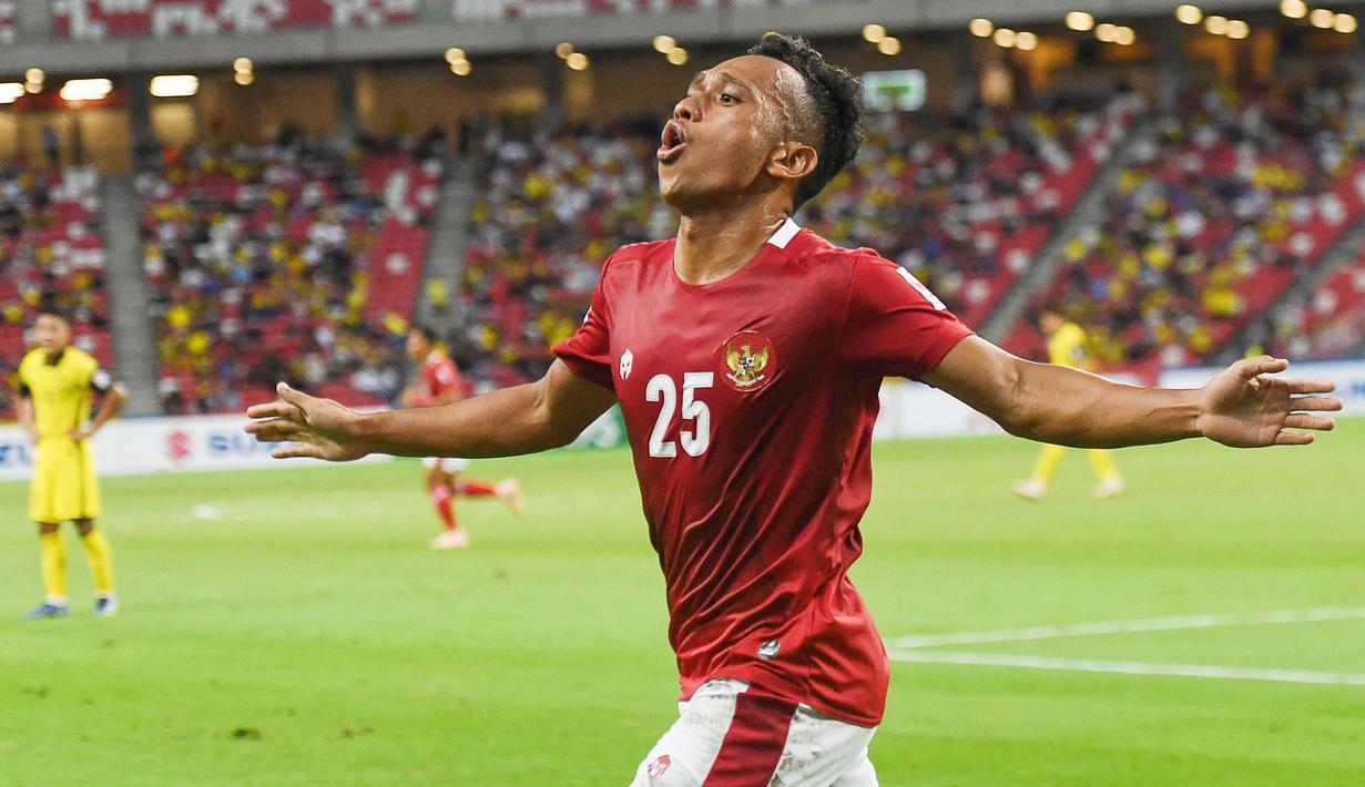 Irfan Jaya - Winger Indonesia ini adalah lawan utama Teerasil Dangda dalam perebutan gelar top skor Piala AFF 2020. Sejauh ini pemain PSS Sleman itu telah mencetak tiga gol. Irfan berpeluang menyamai torehan gol Dangda atau bahkan melampauinya di partai puncak. (AFP/Roslan Rahman)