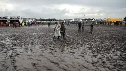 Festival musik metal Wacken Open Air dibuka dengan penonton yang berkurang setelah hujan terus-menerus membuat tanah menjadi lumpur. (Christian Charisius/dpa via AP)