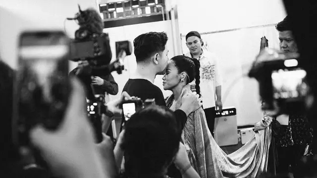 Potret Donne Maula Beri Dukungan ke Yura Yunita saat Konser. (instagram/donne_maula)