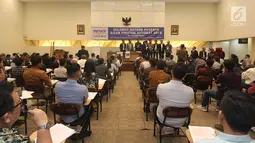 Peserta mengikuti ujian profesi advokat di Universitas Taruma Negara, Jakarta, Sabtu (31/8/2019). Sebanyak 7.785  orang calon advokat di 39 kota seluruh Indonesia secara serentak mengikuti Ujian Profesi Advokat (UPA) Perhimpunan Advokat Indonesia (PERADI). (Liputan6.com/Herman Zakharia)