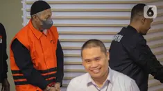 Direktur Komersial PT. Manunggaling Rizki Karyatama Teknics (Marktel) Budi Santika saat memasuki ruangan untuk rilis penetapan tersangka dan penahanan di Gedung Merah Putih Komisi Pemberantasan Korupsi (KPK) Jakarta, Selasa (28/11/2023). (Liputan6.com/Angga Yuniar)