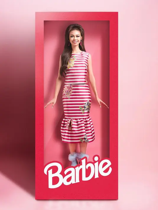 Penampilan cosplay terbaru dari Yuki Kato adalah ketika ia menjadi Barbie. Dengan outfit bergaris bernuansa merah muda, Yuki Kato tampil totalitas cantik memesona dengan makeup dan tatanan rambut bak boneka hidup.  [Foto: Instagram/yukikt]