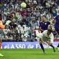 Cristiano Ronaldo mencoba bobol gawang Malaga (PIERRE-PHILIPPE MARCOU / AFP)