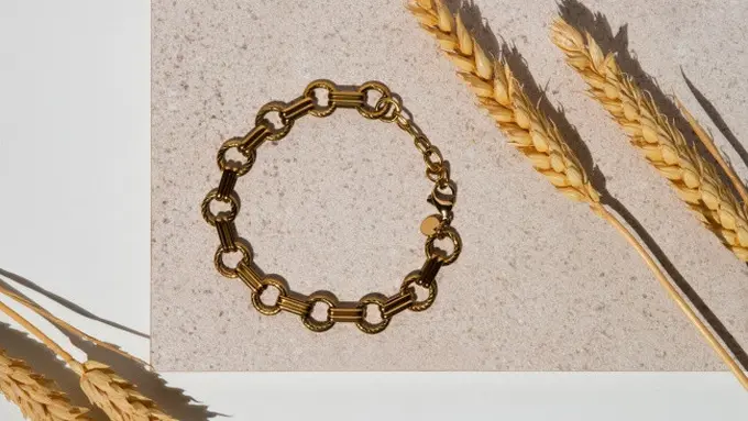 Ilustrasi Gelang Emas Rantai Kecil (Photo by halayalex on Freepik)