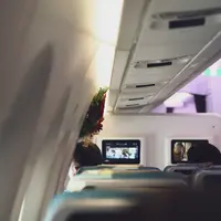 Ilustrasi isi kompartemen yang menjadi incaran komplotan pencuri di pesawat. (dok. Bao Menglong/Unsplash)