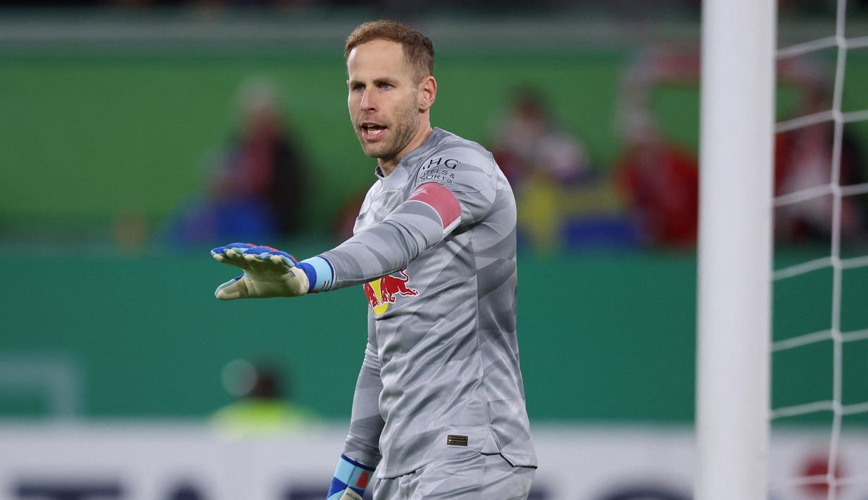 Peter Gulacsi merupakan kiper nomor satu RB Leipzig selama enam musim. Dia kemudian menderita cedera ligamen pada Oktober 2022 sehingga harus absen selama hampir satu tahun. Posisi Gulacsi kemudian digusur oleh kiper anyar, Janis Blaswich. Pada musim 2023/2024, Gulacsi belum pernah diturunkan sama sekali di kompetisi Bundesliga. Newcastle mungkin bisa membawa kiper asal Hungaria tersebut ke Premier League. (AFP/Ronny Hartamann)