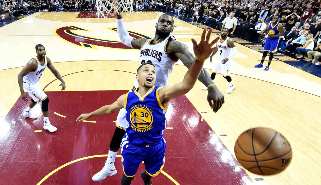 Pemain Cavaliers, LeBron James #23 menghalau tembakan pemain Warriors, Stephen Curry #30 pada game ke-6 Final NBA di Quicken Loans Arena, Jumat (17/6/2016) WIB. (Mandatory Credit: Bob Donnan-USA TODAY Sports)
