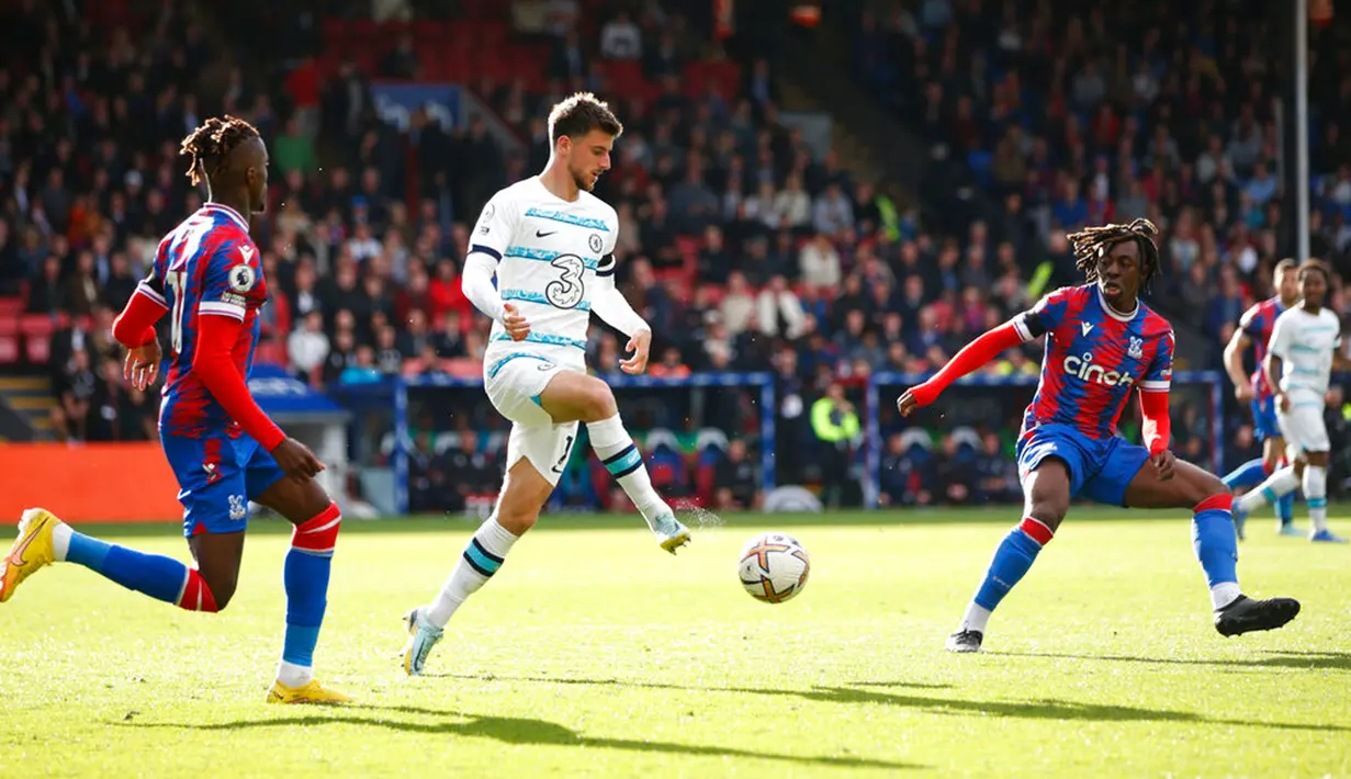 Pemain Chelsea Mason Mount (tengah) menguasai bola melewati pemain Crystal Palace Wilfried Zaha (kiri) pada pertandingan sepak bola Liga Inggris di Stadion Selhurst Park, London, Inggris, 1 Oktober 2022. Chelsea menang 2-1.(AP Photo/David Cliff)