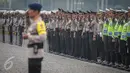 Pasukan memberi hormat pada Kapolri Jenderal Pol Tito Karnavian saat apel gelar pasukan ops Mantap Praja Jaya dalam rangka PAM Pilkada Serentak 2017 di Lapangan Monas, Jakarta, Rabu (12/10). (Liputan6.com/Faizal Fanani)