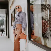 Marini berpose mengenaka blus dari jenama pribadinya, Mazulabel dan tas dari Buttonscarves. (dok. Instagram @marinizumarnisreal/https://www.instagram.com/p/C3-DBUjPshM/?igsh=MWYzcW1tbGpvc3h4ZA==/Rusmia Nely)