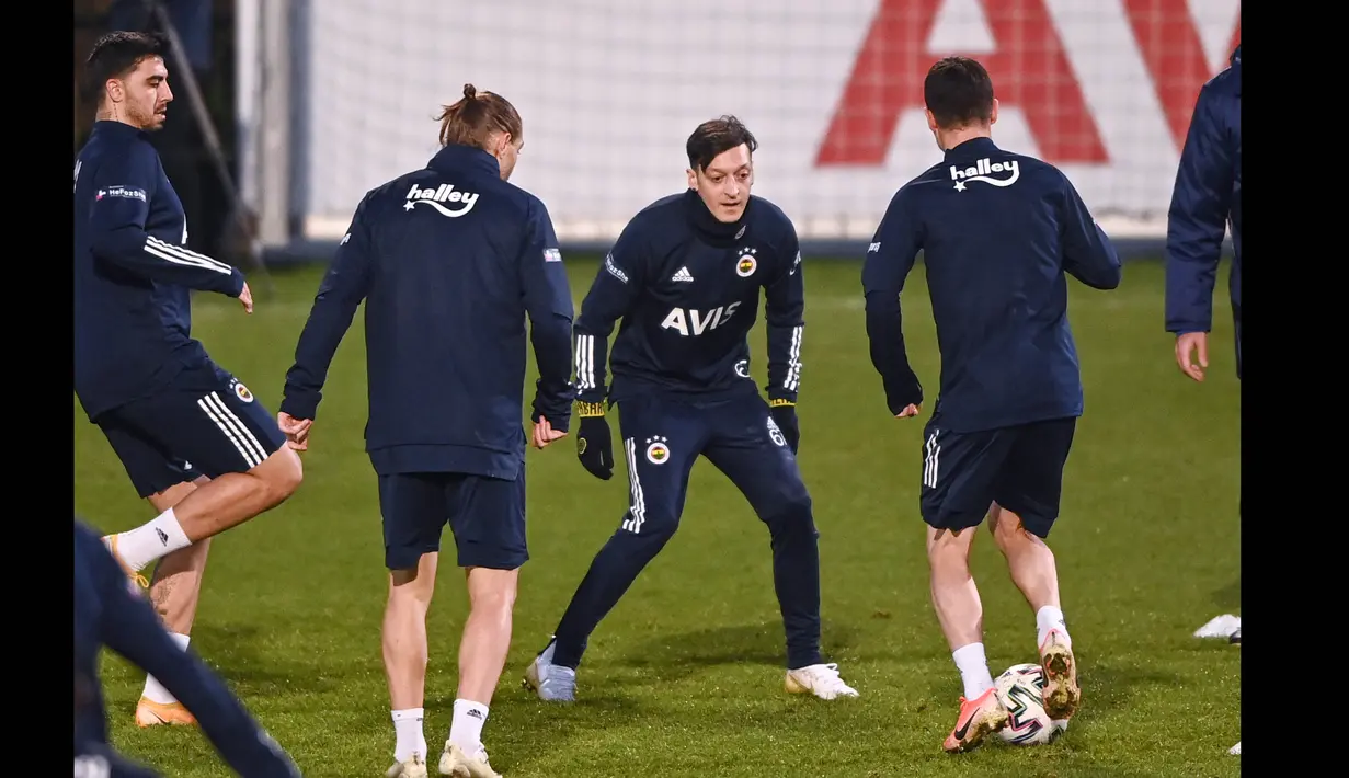 Pemain baru Fenerbahce, Mesut Ozil (dua kanan), saat mengikuti sesi latihan perdananya bersama tim, di Istanbul, Minggu, (24/1/2021). (Foto: AFP/Ozan Kose)