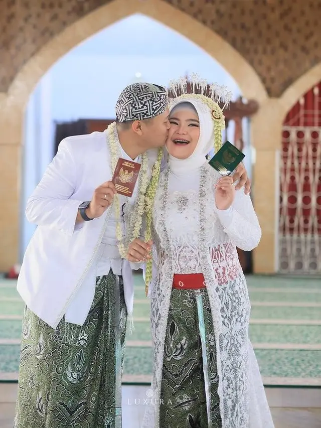 Pernah Berseteru, Ini 7 Momen Dewi Perssik Dampingi Rosa Meldianti di Pernikahannya