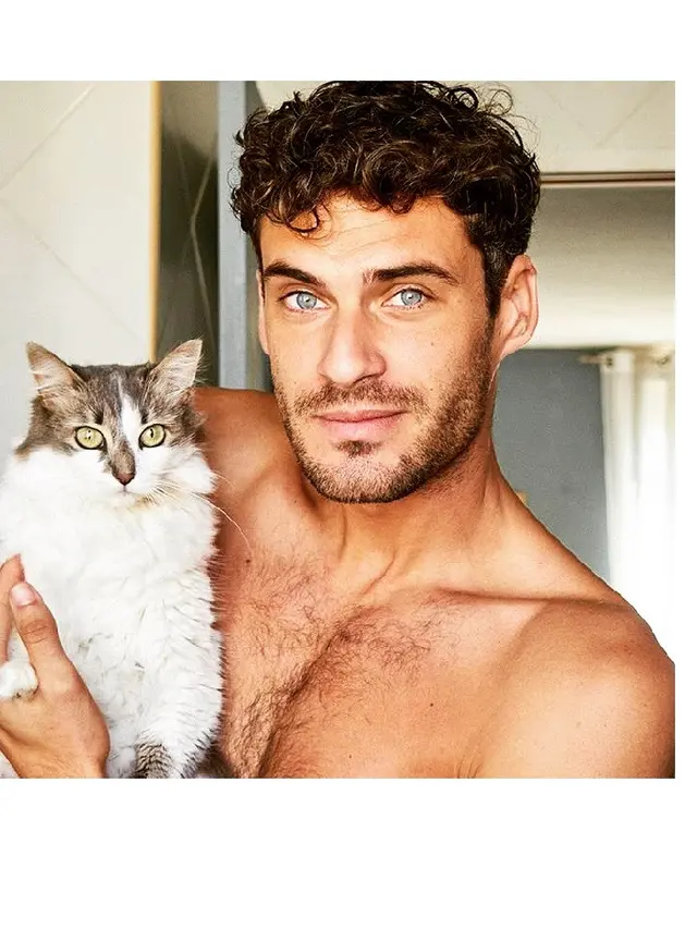 6 Potret Cowok Ganteng Bersama Kucing Peliharaanya Ini Bikin Terpesona