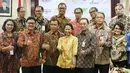 Menteri BUMN Rini Soemarno berfoto bersama usai menghadiri perjanjian kerjasama di Jakarta, Selasa (20/6). Perjanjian ini bentuk sinergi BUMN untuk memberikan layanan terbaik melalui Indonesia Healthcare Corporation (IHC). (Liputan6.com/Angga Yuniar)