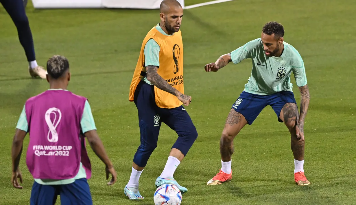 Penyerang Brasil #10 Neymar (kanan) mengikuti sesi latihan jelang melawan Korea Selatan pada babak 16 besar Piala Dunia 2022, di Stadion Al Arabi SC di Doha, Qatar, Minggu (4/12/2022). Neymar kembali dari cedera pergelangan kaki yang dialaminya pada laga fase grup pertama saat melawan Serbia. (NELSON ALMEIDA / AFP)