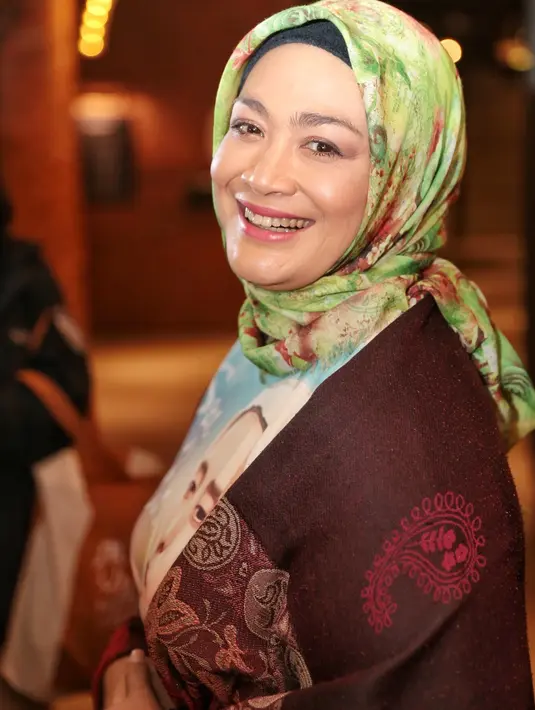 Saat hadir dalam konferensi pers film Surga di Telapak Kaki Ibu di Grand Indonesia, Jakarta Pusat, Senin (21/11/2016) Hughes terlihat lebih kurus dan mengenakan hijab. (Adrian Putra/Bintang.com)