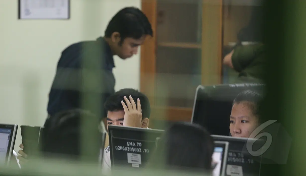 Sejumlah siswa mengikuti Ujian Nasional berbasis komputer atau Computer Based Test (CBT) di SMA 70 Jakarta, Senin (13/4/2015). Sebanyak 585 sekolah menjadi percontohan menjalankan UN berbasis komputer di seluruh Indonesia. (Liputan6.com/Faizal Fanani)