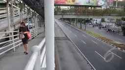 Sejumlah penumpang Transjakarta Rute Blok-M – Kota terpaksa berjalan kaki karena rute ditutup sementara terkait pengalihan arus, Jakarta, Rabu (22/4/2015). Pengalihan arus dilakukan untuk kelancaran acara KAA.(Liputan6.com/Johan Tallo)