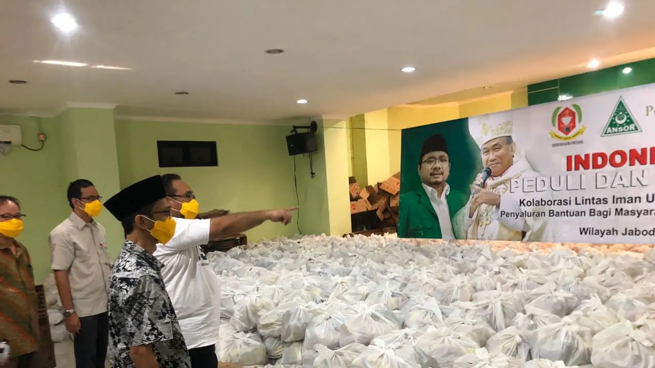 Pemberian sembako dari GP Ansor dan organisasi lain.